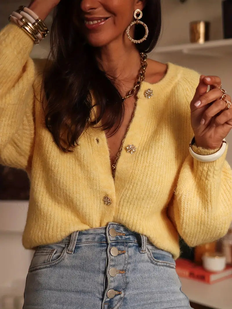 Gilet col rond tricoté avec bouton stylisé