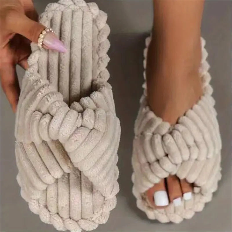 Chaussons ouverts à brides croisées