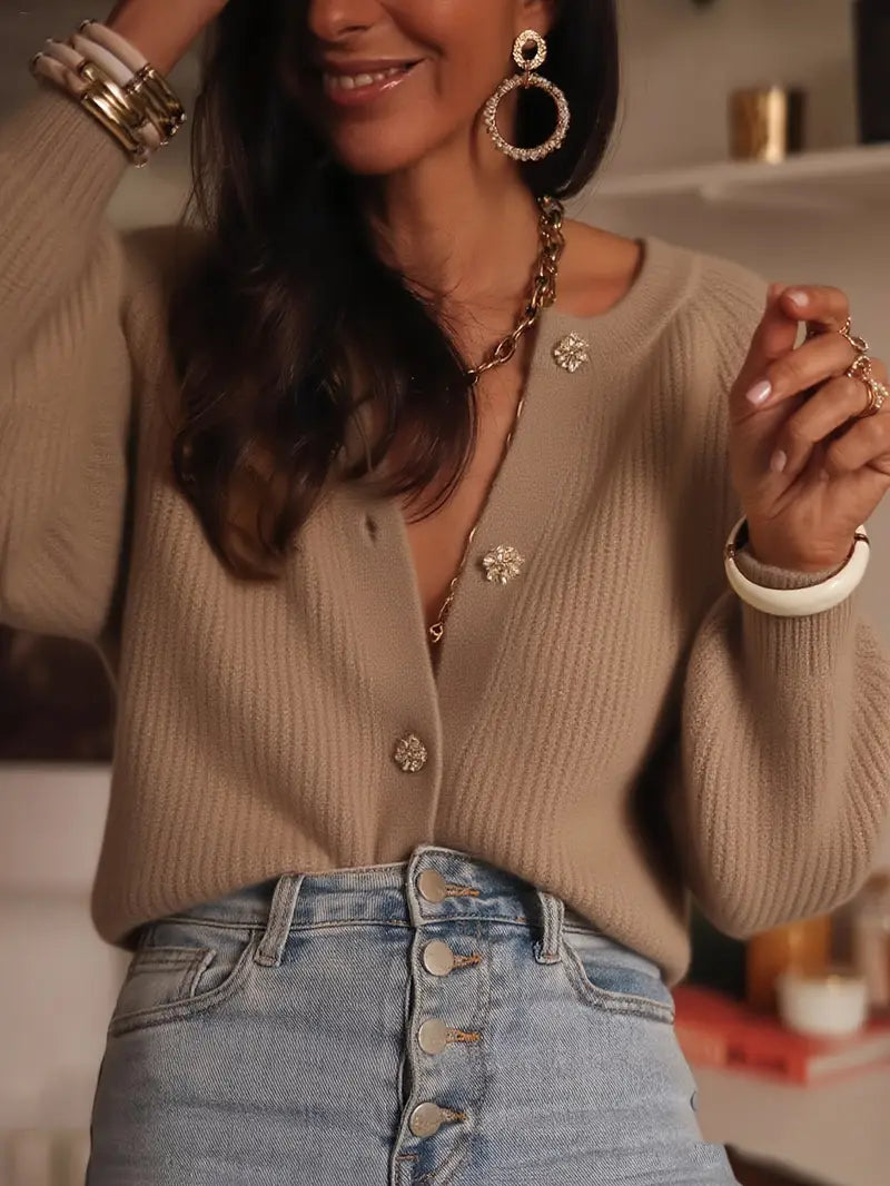 Gilet col rond tricoté avec bouton stylisé