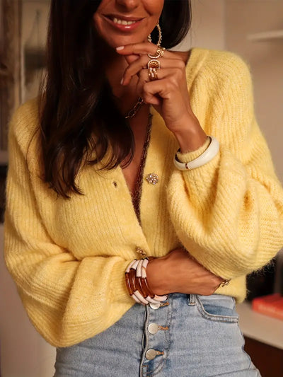 Gilet col rond tricoté avec bouton stylisé