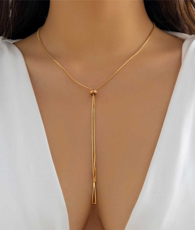 Collier ajustable fin pendentif triangle