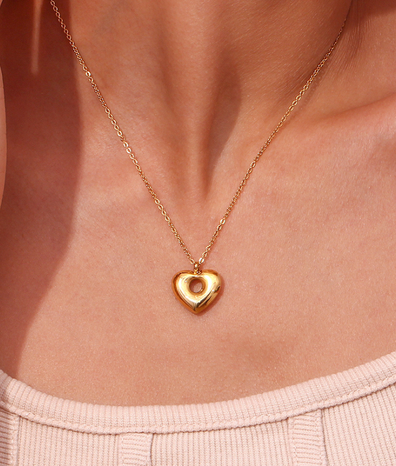 Collier en forme de coeur creux