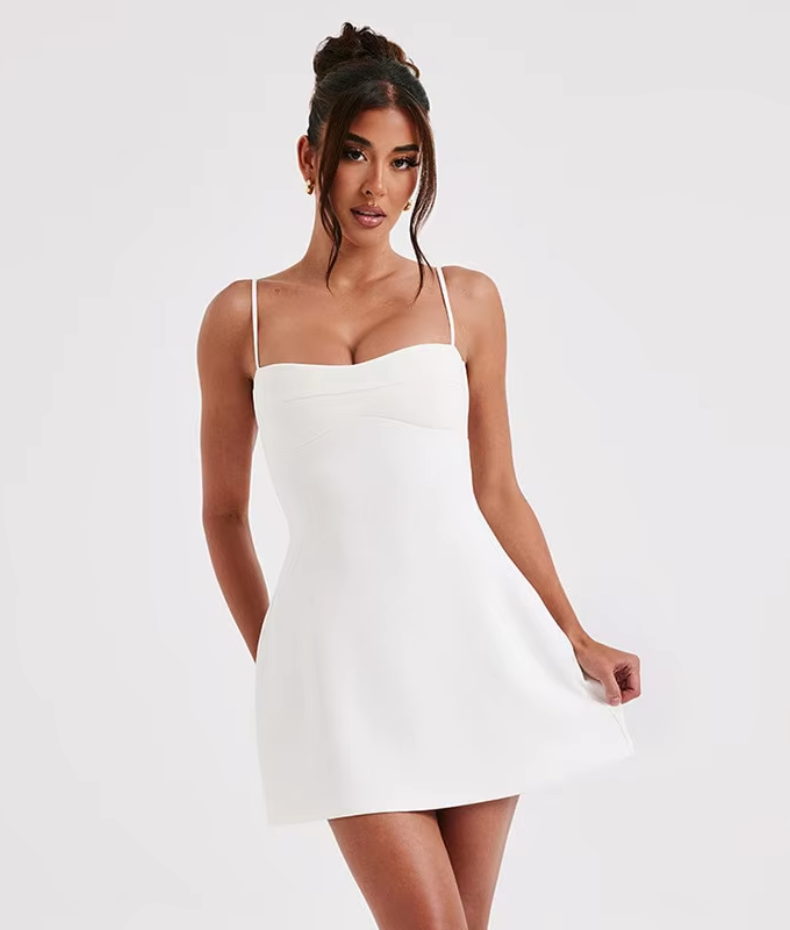 Robe courte évasée à bretelles fines