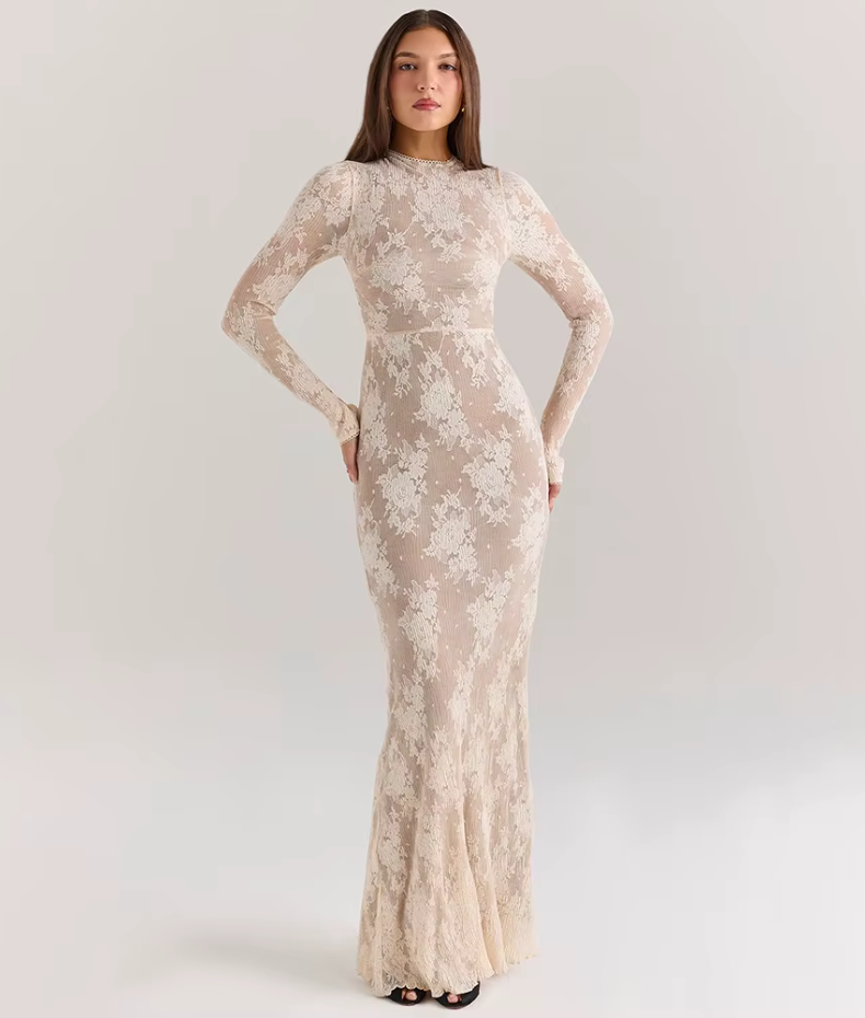 Robe longue blanche en dentelle
