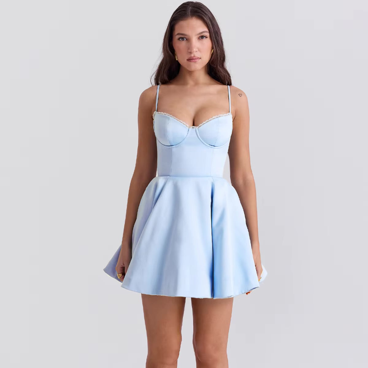 Robe courte à volants