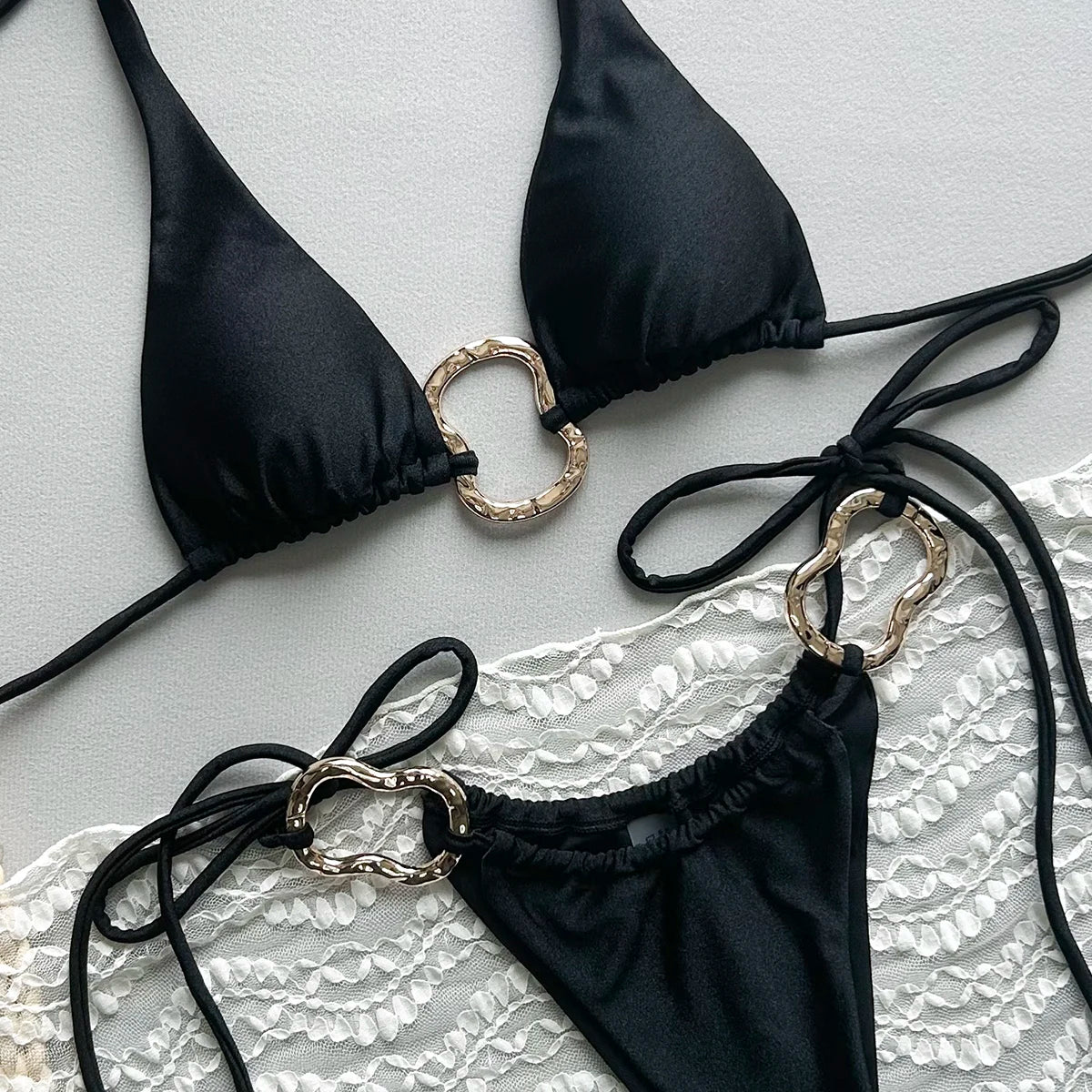 Maillot de bain deux pièces boucle dorée
