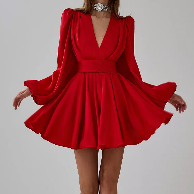 Robe rouge courte cintrée à volants