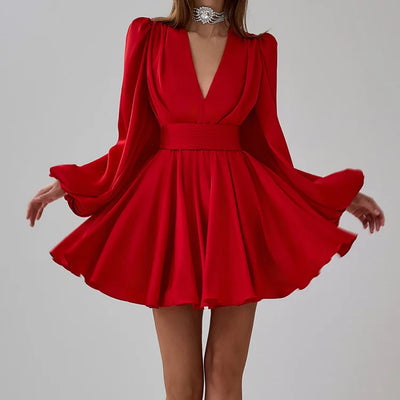 Robe rouge courte cintrée à volants