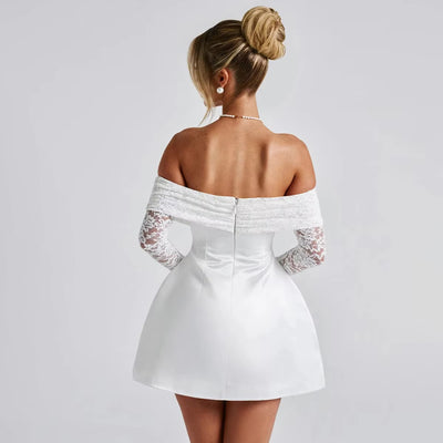 Robe courte col bateau en dentelle