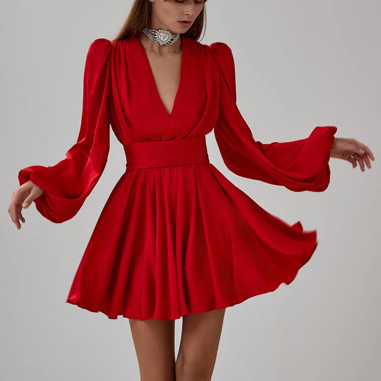 Robe rouge courte cintrée à volants