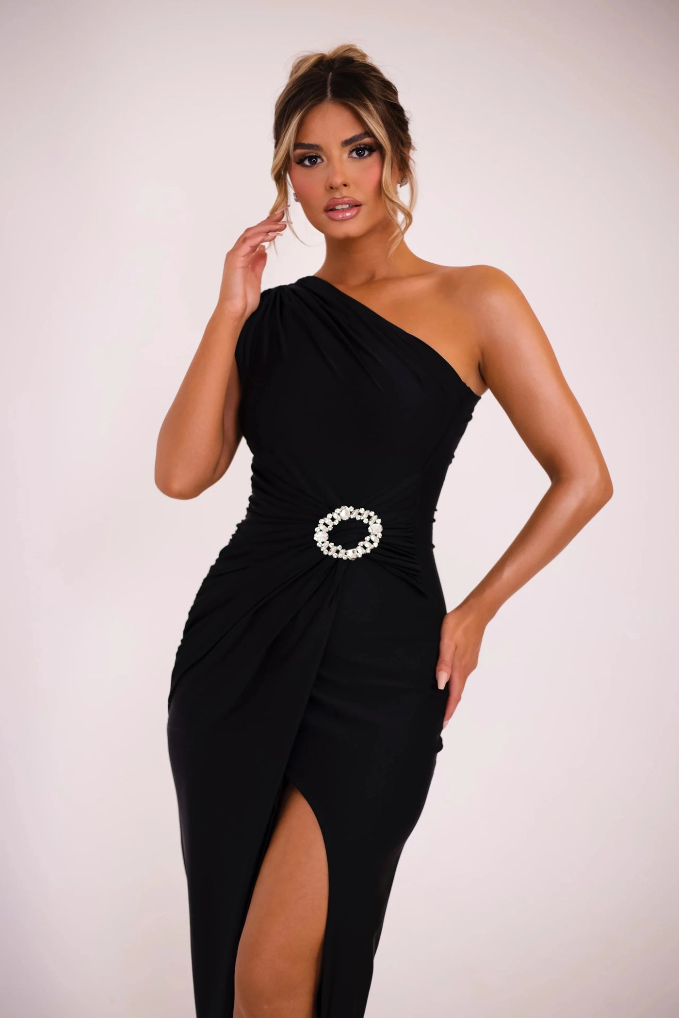 Robe longue une manche boucle taille