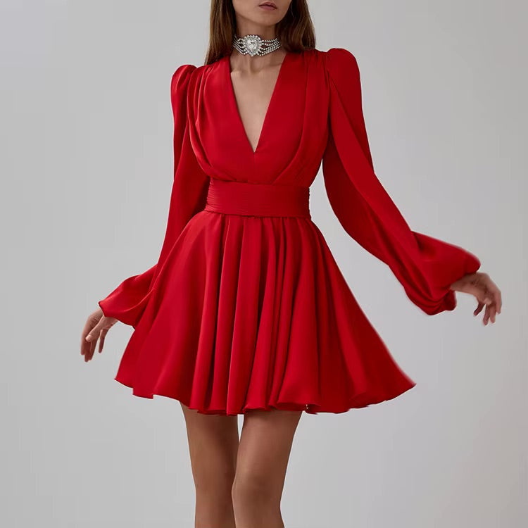 Robe rouge courte cintrée à volants
