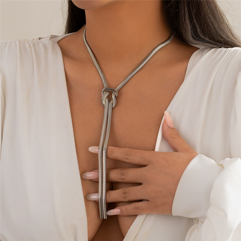Collier long chaine serpent noeud