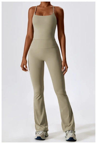 Conjunto de ioga com calças largas cruzadas nas costas