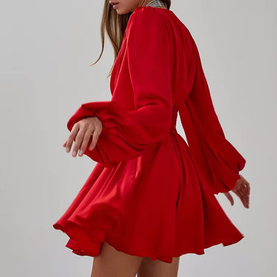 Robe rouge courte cintrée à volants