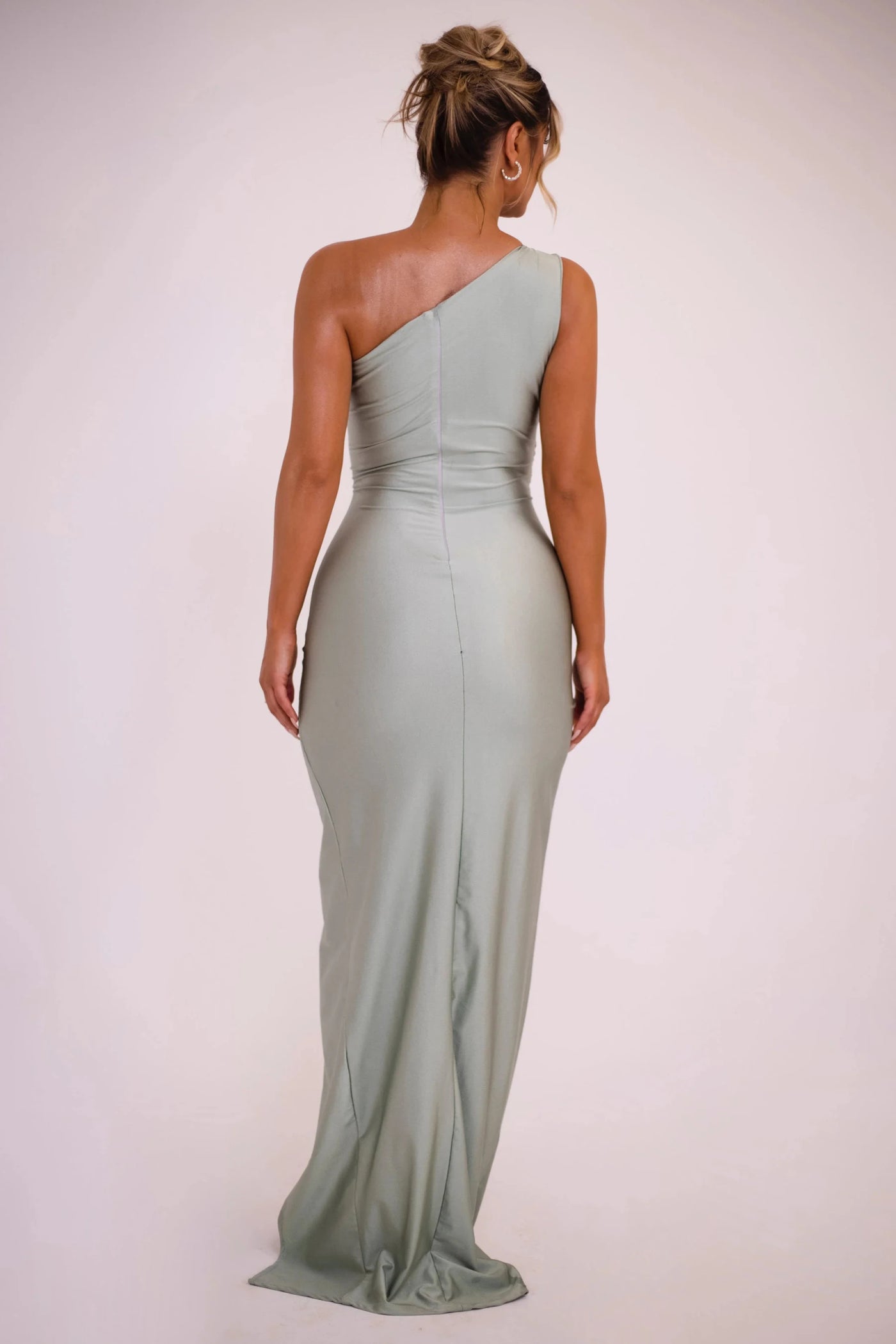 Robe longue une manche boucle taille