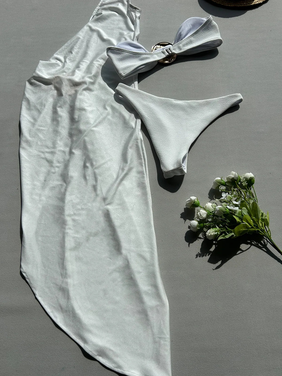 Maillot de bain trois pieces boucle dorée