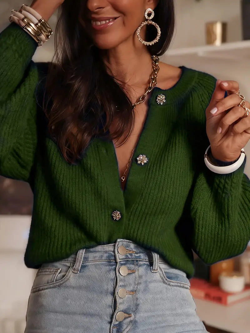 Gilet col rond tricoté avec bouton stylisé