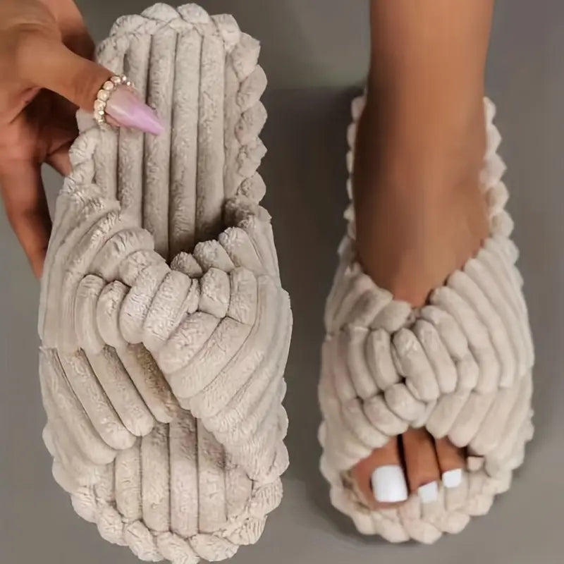 Chaussons ouverts à brides croisées