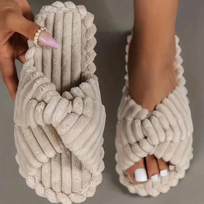 Chaussons ouverts à brides croisées