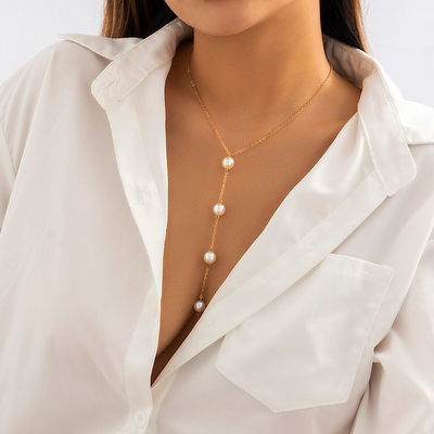 Collier avec pendentif en perles irrégulières