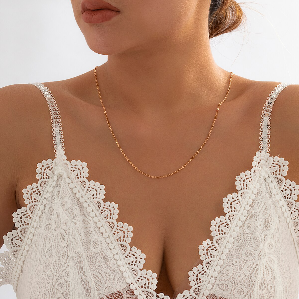 Chaîne à maillons et perles blanches