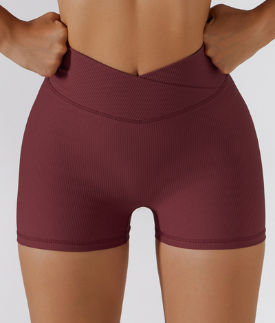 Shorts esportivos com cintura V