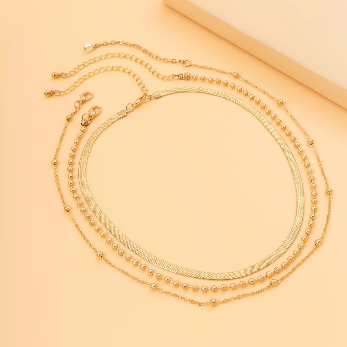 Collier ras du cou et pendentif petite perle blanche