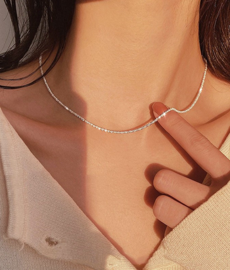Chaine ras du cou scintillante