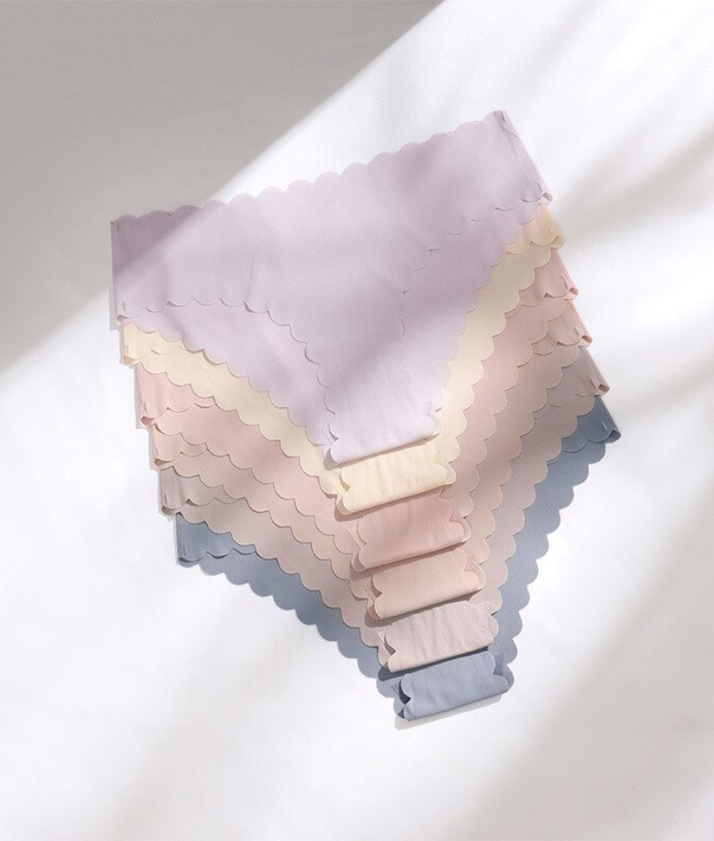 Culotte fine à bords dentelés