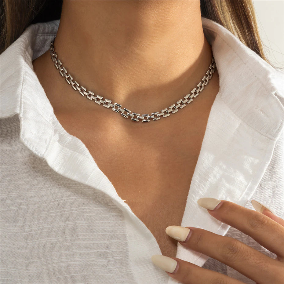 Collier fin ras du cou géométrique