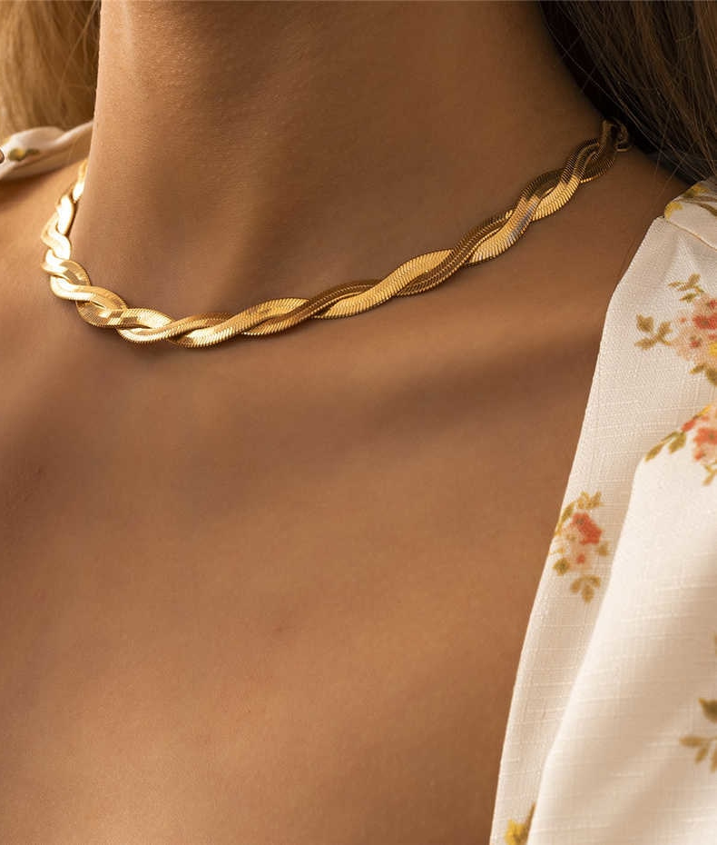 Collier fin ras du cou torsadé